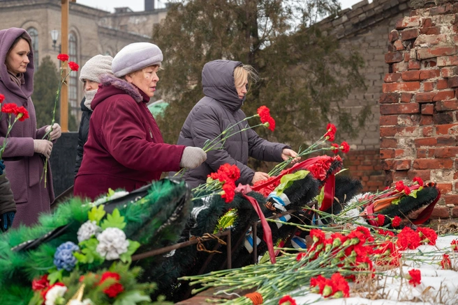 К руинам ЦЗЛ были возложены живые цветы и венок | Источник: «Красный Октябрь»