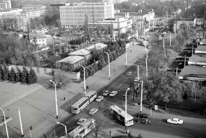 Центр Краснодара в районе пересечения Октябрьской и Северной, справа видно завод «Октбярь», на месте которого позже появится «Галерея». 1990 год | Источник: Герман Капитанов