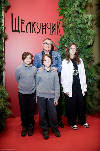 Дмитрий Дибров с сыновьями | www.starhit.ru