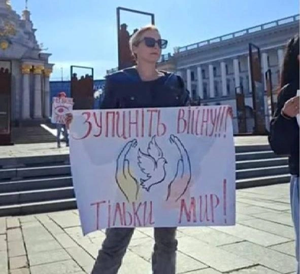 Митингующие в Киеве вышли с плакатами | Источник: Политика Страны / Telegram