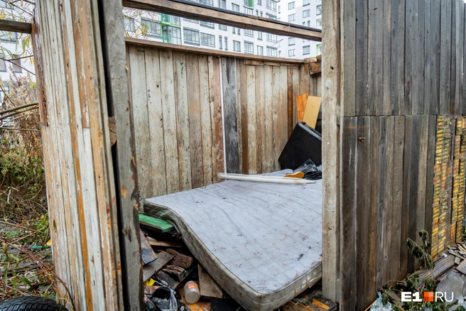 В дворовой постройке валяется матрас | Источник: Владислав Лоншаков / E1.RU