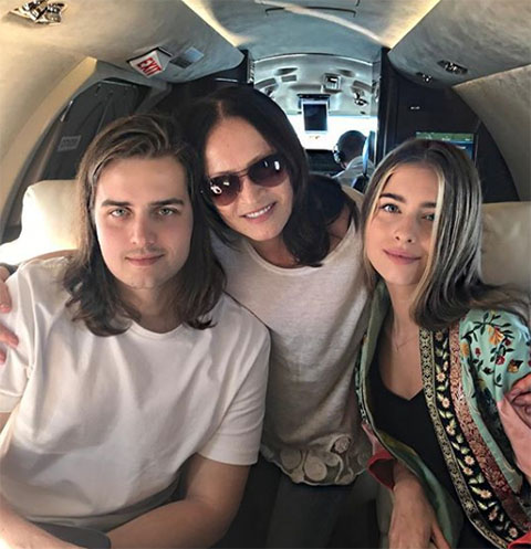 София Ротару с внуками в самолете, направляющимся на Сардинию