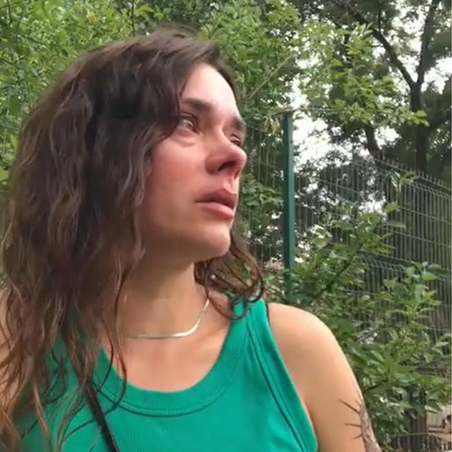 Почти все видео девушка плакала от переполнявших ее эмоций | Источник: Katemalisheva / YouTube