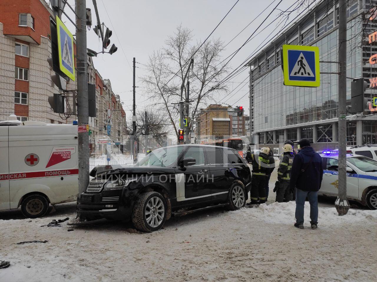 Авария на улице Белинского в Нижнем Новгороде — Range Rover врезался в  столб - 15 января 2024 - НН.ру