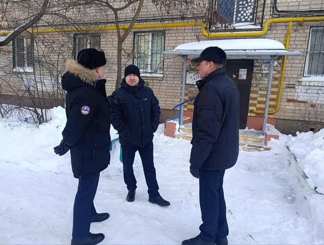 Активисты у дома, где жил музыкант | Источник: РЕВЕНКО / T.me