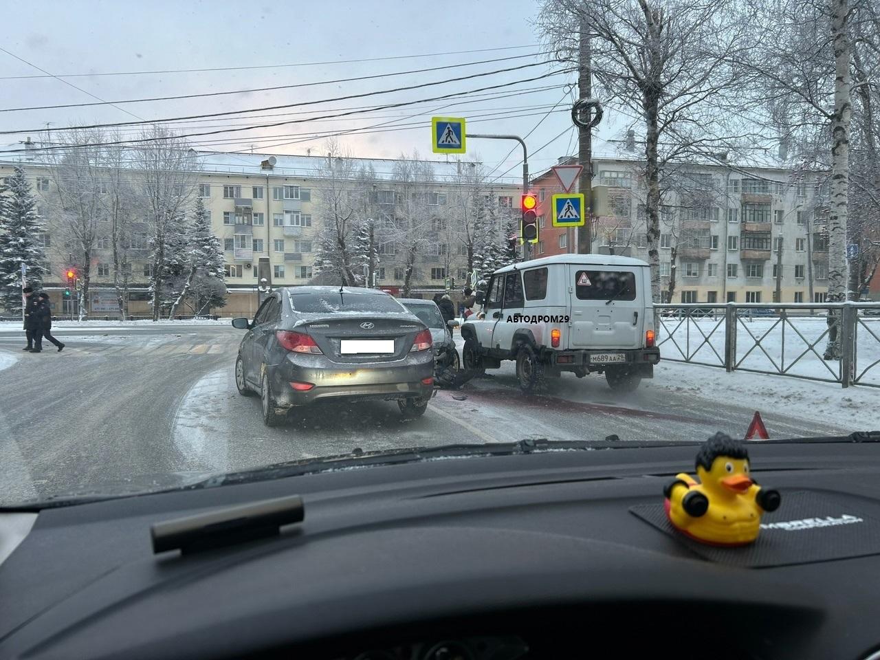 В Архангельске столкнулись автомобили. Место массовой аварии сняли на видео 