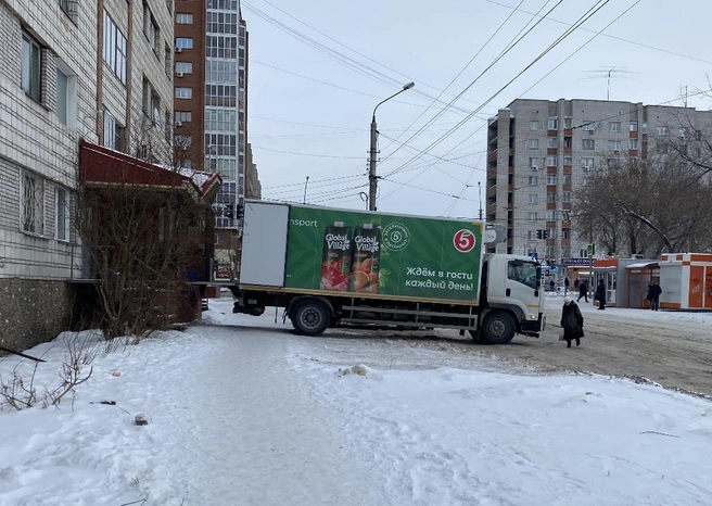 Перегородил проход | Источник: читатель НГС