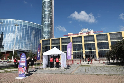 В центре Екатеринбурга огородили сквер у театра драмы ради SUP-фестиваля