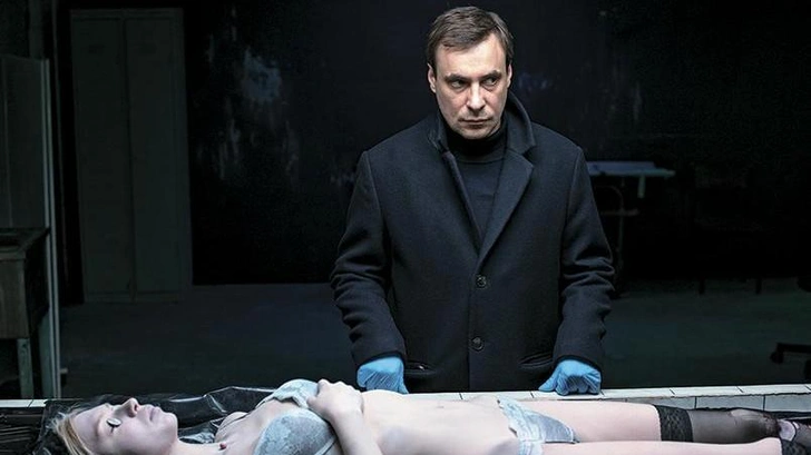 Евгений Цыганов в роли Максима Покровского | Источник: Кадр из сериала «Мертвое озеро»