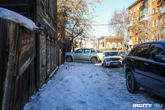 Так как тротуаров в этом переулке нет, машины прижимаются к домам настолько тесно, что даже неприлично  | Источник: Ксения Филимонова / «ИрСити»