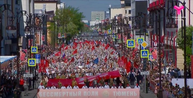 Кадр с прямого эфира на «Тюменском времени». Сегодня организаторы насчитали более ста тысяч участников «Бессмертного полка» | Источник: Тюменское время / Tyumen-time.ru