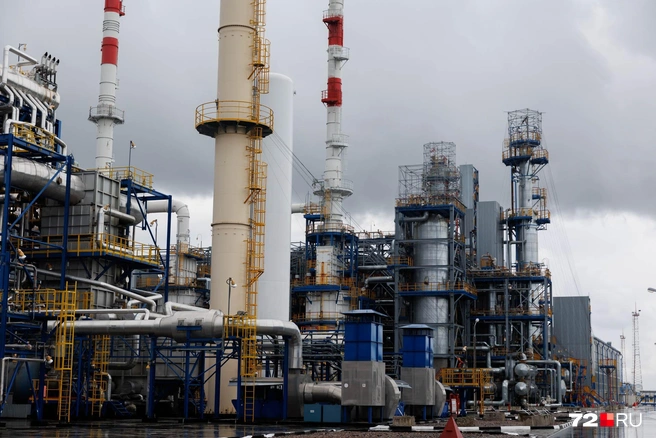 Пропан-бутановое топливо получают, в том числе, на НПЗ из попутных газов, возникающих при первичной и глубокой переработке нефти | Источник: Ирина Шарова / 72.RU