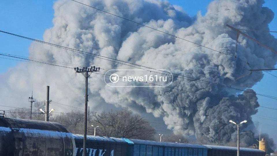 На Западном полыхает склад с макулатурой, дым стелется над районом