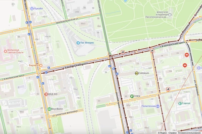 Трамвай сошел с рельсов на Муринском проспекте, задев Range Rover