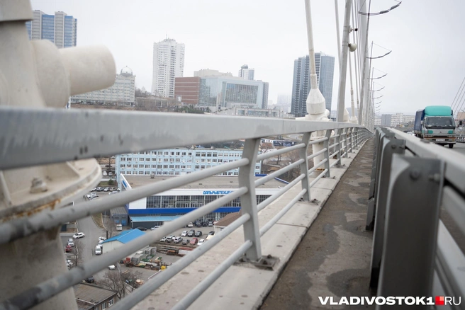 Пешеходам на мост нельзя | Источник: Елена Буйвол / VLADIVOSTOK1.RU