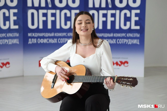 Творческая часть, одна из девушек поет | Источник: Татьяна Спиридонова / MSK1.RU