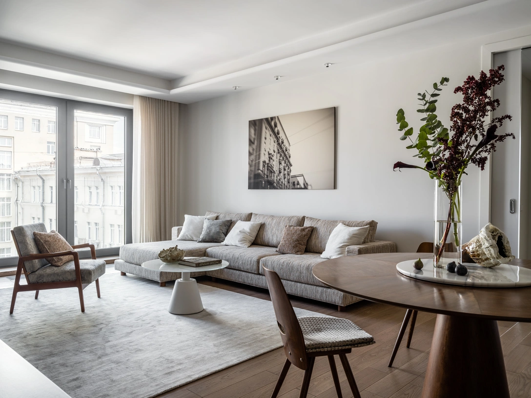 Гостиная. Диван выполнен на заказ, «Бализ». Журнальный стол и декоративные подушки, BoConcept. Над диваном — фотография Евгения Кулибабы. Кресло, винтаж, 1960-е, Югославия, Kamora Workshop. Ткань, Daylight & Liontex. | Источник: Евгений Кулибаба