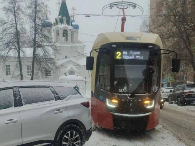 Автомобиль, припаркованный на рельсах, заблокировал трамвай №2 | Источник: соцсети