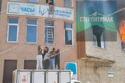Пожар в ТСК «Солнечный»: спасли двух девушек
