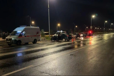 «Гранта» врезалась в две машины на набережной в Нижнем Новгороде