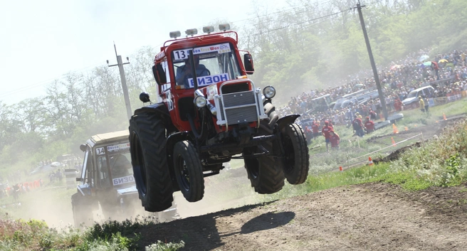 Помимо поставок техники, «Бизон Юг» знаменит тем, что основал тракторные гонки среди фермеров | Источник: bizonagro.ru