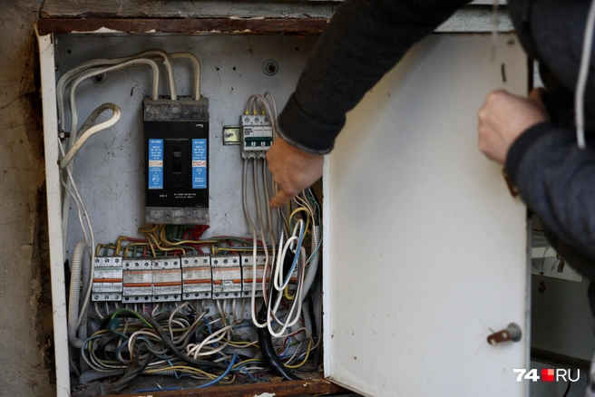 Так выглядит щиток, в который подключены несколько коттеджей | Источник: Наталья Лапцевич