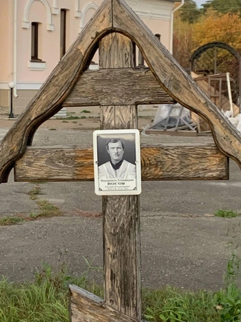 Такие могилы находятся совсем рядом с церковью | Источник: Ирина Господаренко / NGS22.RU