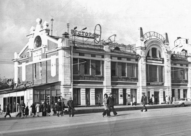 Ресторан «Орбита» и кафе «Минутка» на Красном проспекте в 70-е | Источник: «Новосибирск в фотозагадках» / nsk-kraeved.ru