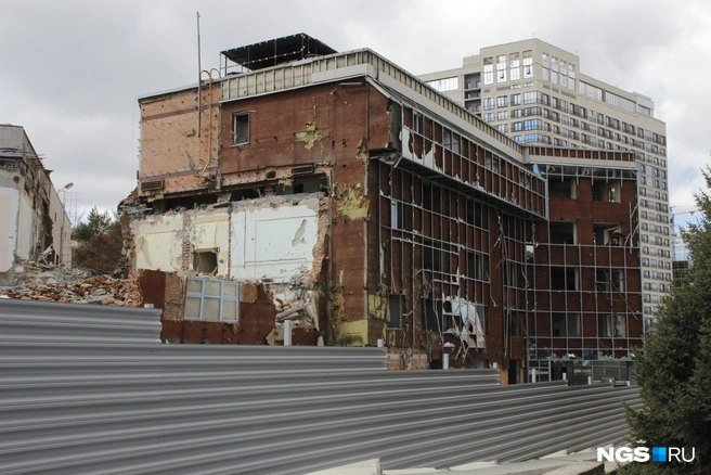 Здание банка начали разбирать еще в конце марта 2024 года, сейчас на этом месте — пустырь | Источник: Стас Соколов / NGS.RU