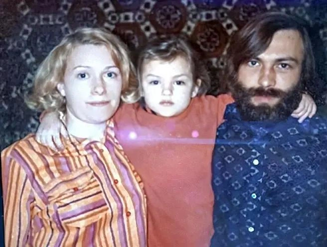 Валентина Талызина с дочерью Ксенией и мужем Леонидом Непомнящим | Источник: В. И. Талызина «Мои пригорки, ручейки. Воспоминания актрисы», АСТ, 2021