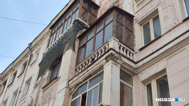 Разрушающиеся балконы тоже прикрыли от греха подальше | Источник: Полина Бородкина / NGS24.RU