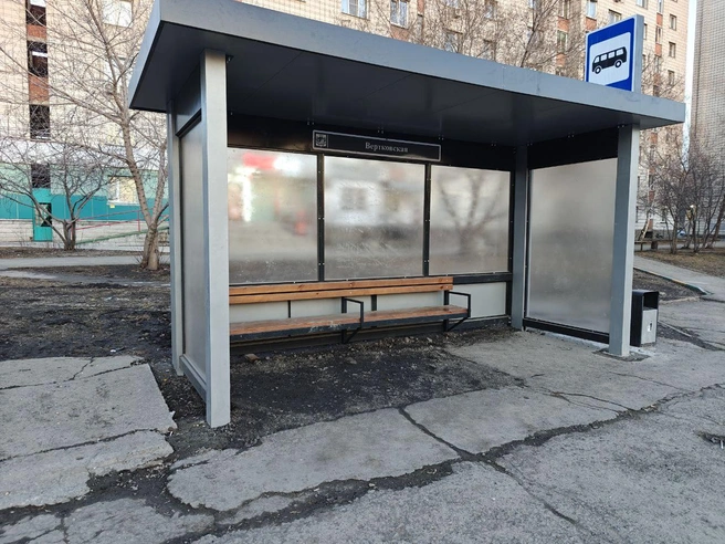 Согласно ответу, который получила накануне вечером сибирячка, остановку отсыпали еще 1 апреля | Источник: читательница НГС Ксения