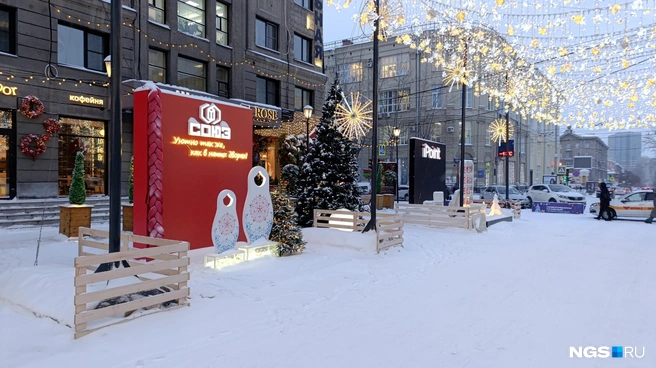 Рекламные конструкции местами следуют одна за другой  | Источник: Стас Соколов / NGS.RU