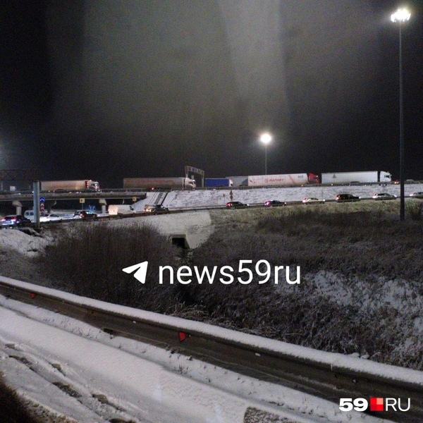 С поворота видны вставшие фуры | Источник: читатель 59.RU