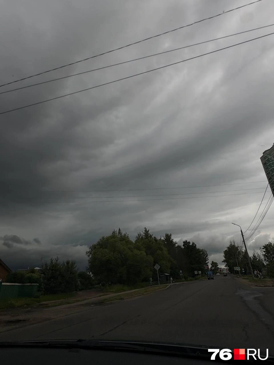 Многие застали непогоду в дороге | Источник: Полина Зайцева / 76.RU