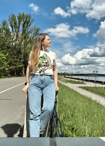 Фото от покупателей в футболках с Хозяйкой Медной горы из знаменитых сказов Павла Бажова… | Источник: Пермский стиль: футболки, худи / Vk.ru