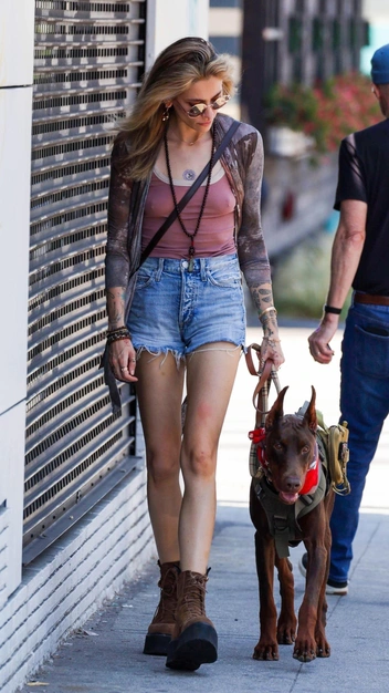 Носите шорты с ботинками, как Пэрис Джексон — это самый стильный прием, который нужно повторить | marieclaire.ru