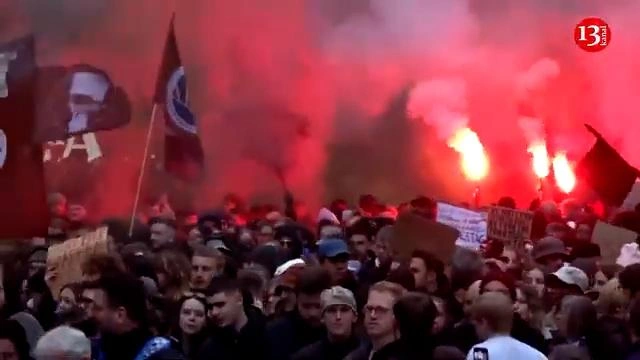 Молодежные протесты в Германии обернулись беспорядками. Полиция применила водометы | Источник: скриншот видео