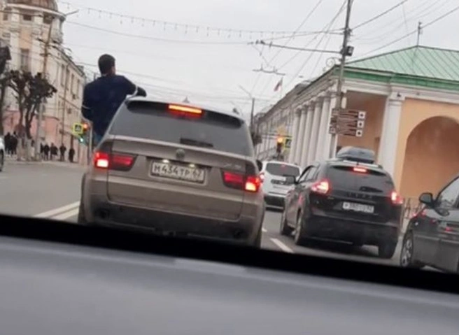 В Рязани молодой человек ехал в машине, наполовину высунувшись из окна | ya62.ru