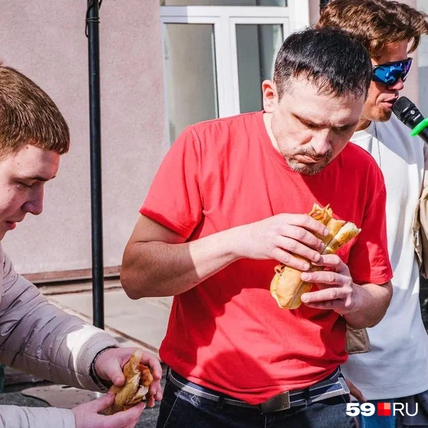 Половину уже съел! | Источник: Тимофей Калмаков / 59.RU