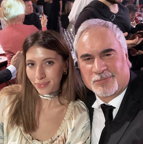 Разведенная дочь Валерия Меладзе провела вечер с отцом и избранником — фото