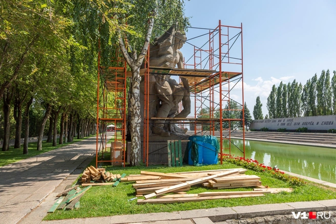 Строительными лесами уже накрыли вторую скульптуру | Источник: Константин Завриков / V1.RU