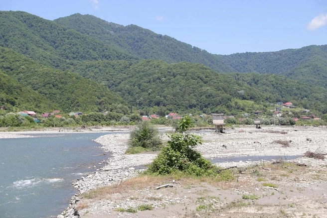 Трубу водозабора оторвало бурным потоком | Источник: sochi.ru