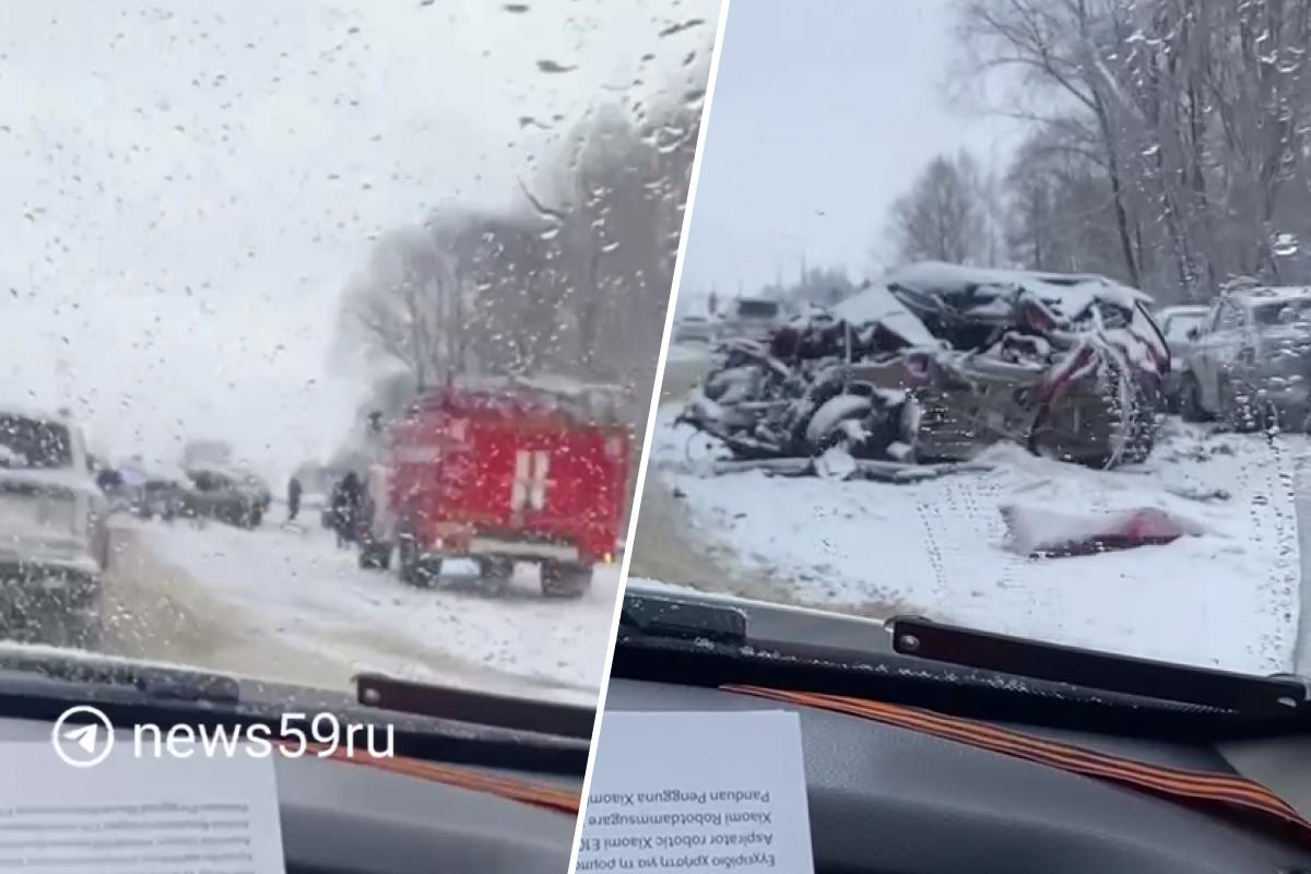 На трассе в Прикамье случилось жесткая авария из нескольких машин — есть погибший