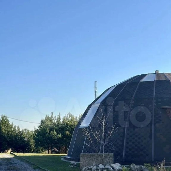 Банкетный зал работает в этом полукруглом здании | Источник: «Авито»