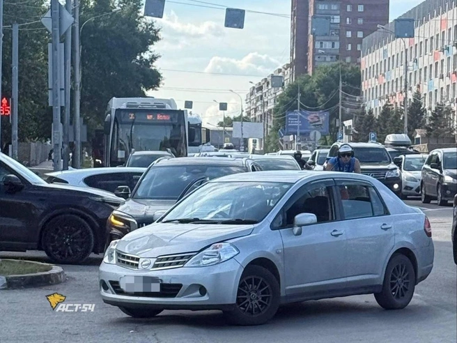 Автомобили столкнулись при повороте на АЗС | Источник: АСТ-54 Black / Telegram