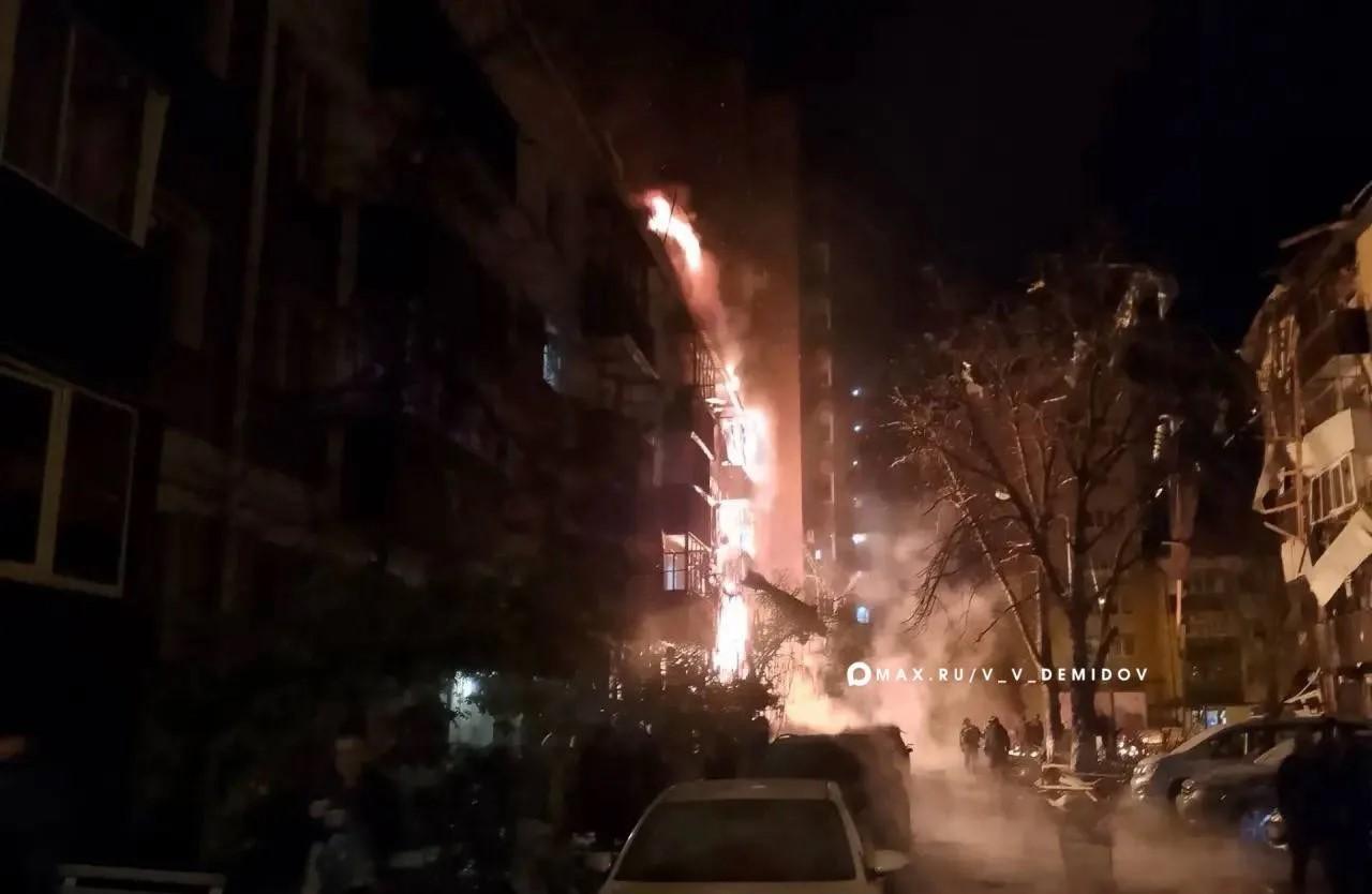 Удары по Белгороду и вглубь страны, пожар на парковке в 110 километрах от Воронежа: свыше 500 дроно…