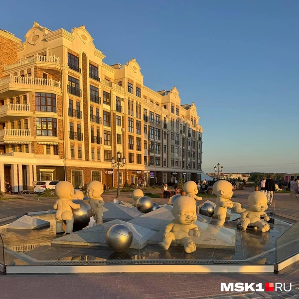 А местная скульптура «Младенцы» не первый год привлекает туристов своей экстравагантностью | Источник: Оксана Маклакова / MSK1.RU