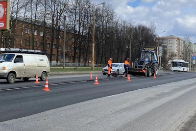 В Костроме дорожники восстанавливают асфальтовое покрытие