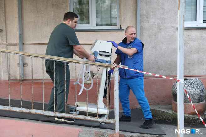 Из корпуса вывозят оборудование для пациентов | Источник: Александр Ощепков / NGS.RU